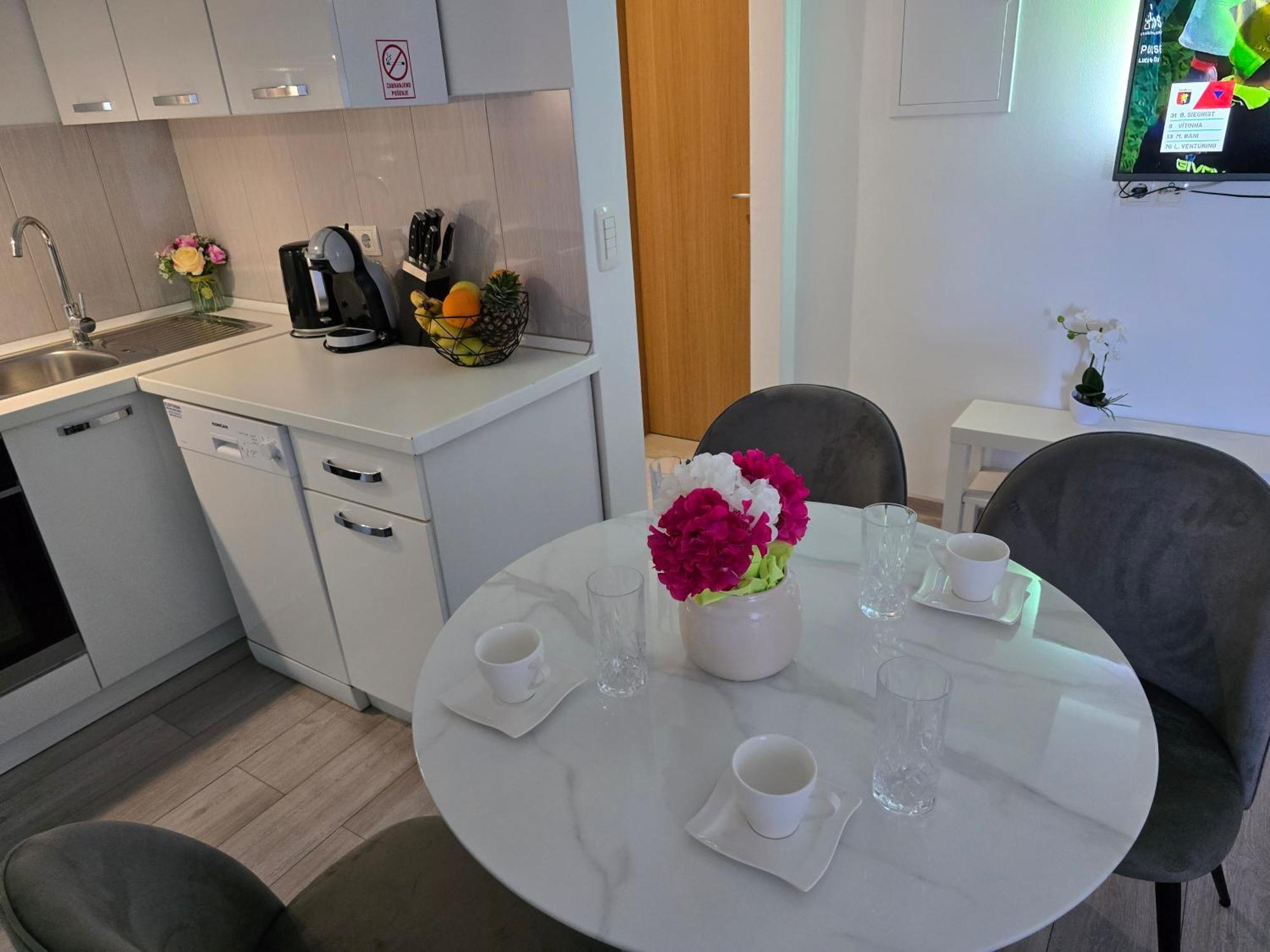 Apartment Blanca With Jacuzzi,Terase And Private Parking Kaštela Exterior foto
