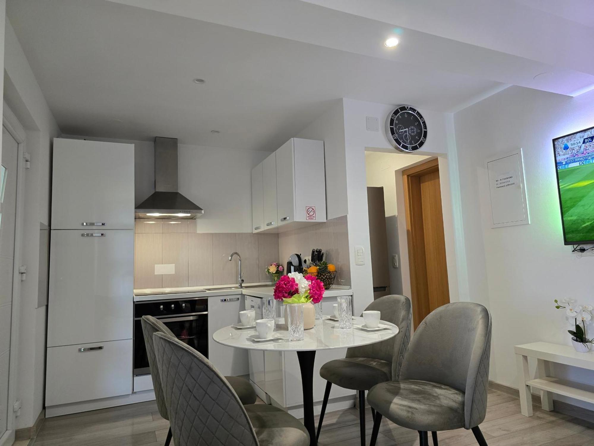 Apartment Blanca With Jacuzzi,Terase And Private Parking Kaštela Exterior foto